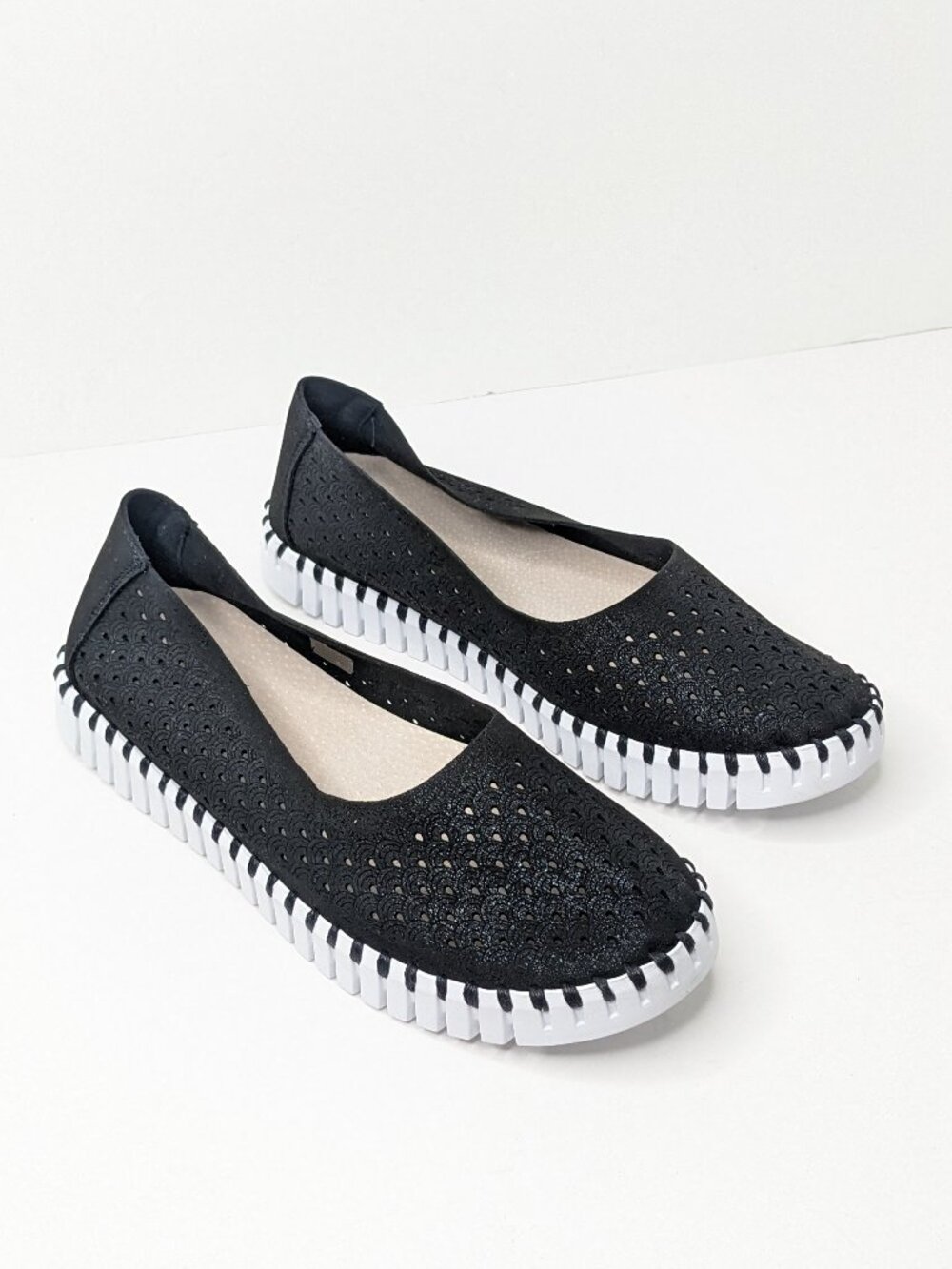 Isle Jacobsen Tulip Slip-On Shoes Black Perforated Womens 39 EU (US 9)